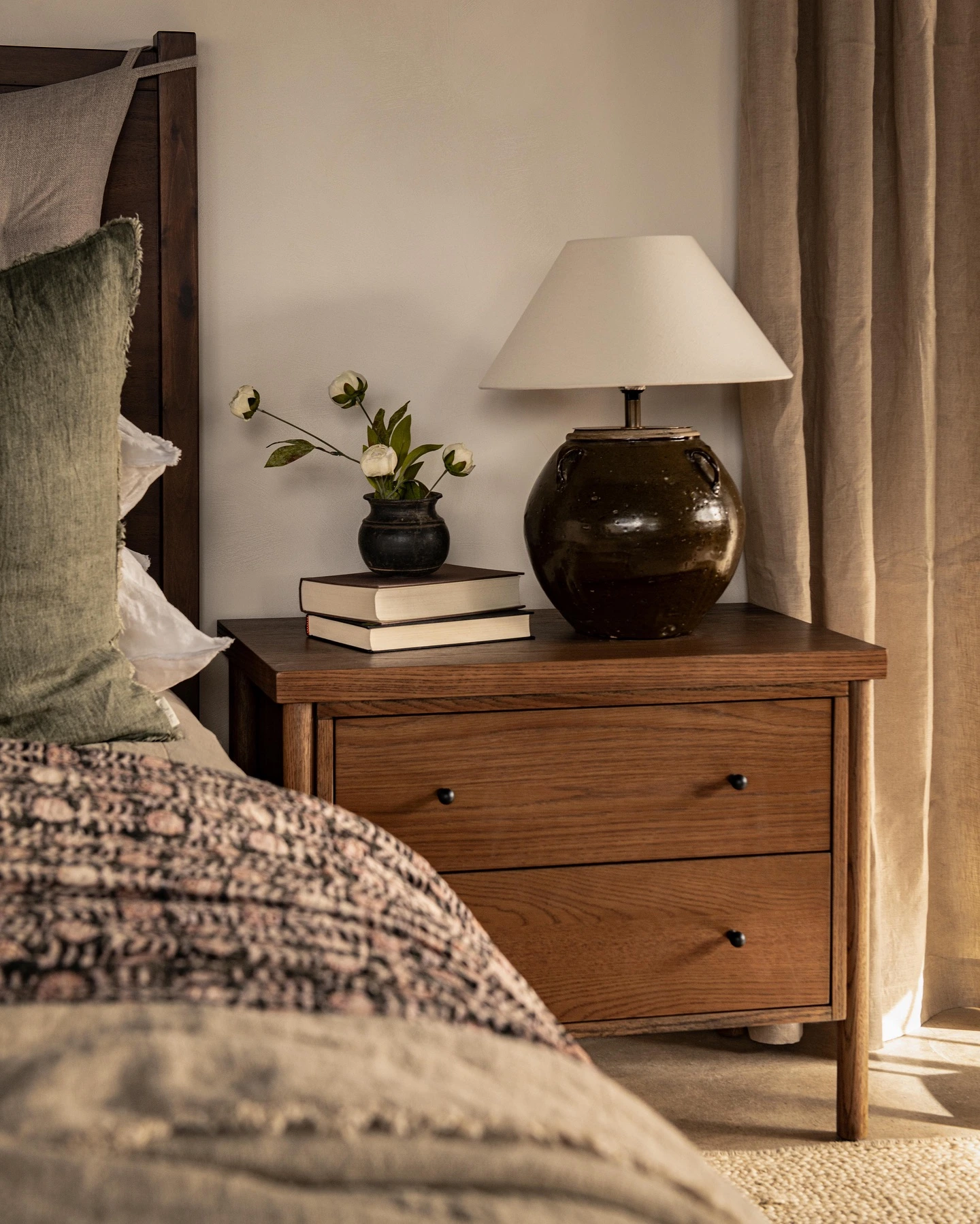 2- Create a Classic Stack with Books and a Lamp
