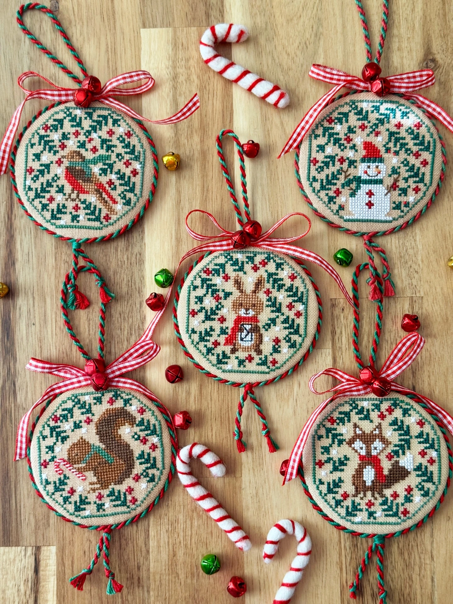 5- Frame Holiday Fabric in Mini Hoops
