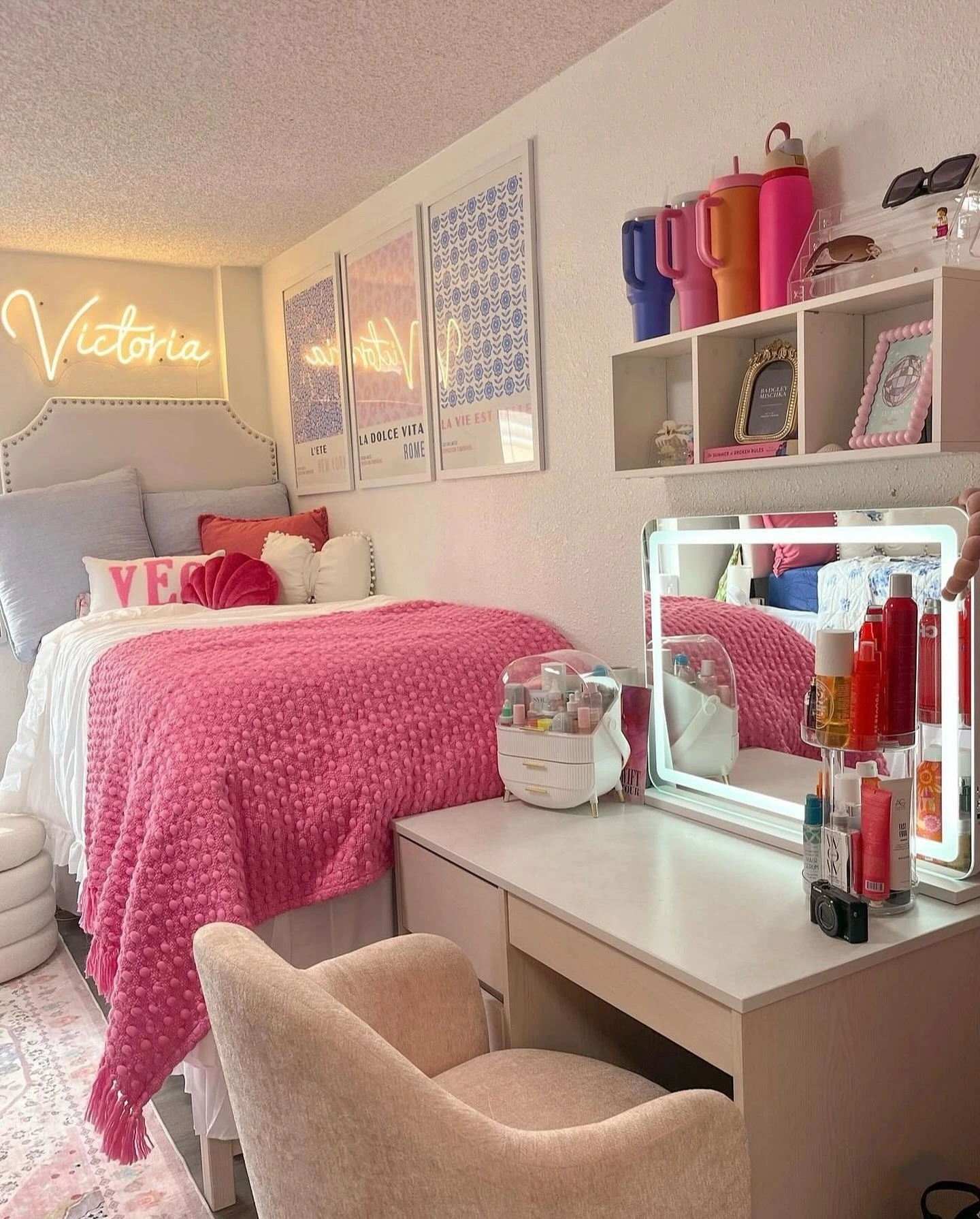 6- Give the Desk Area a Pink Accent