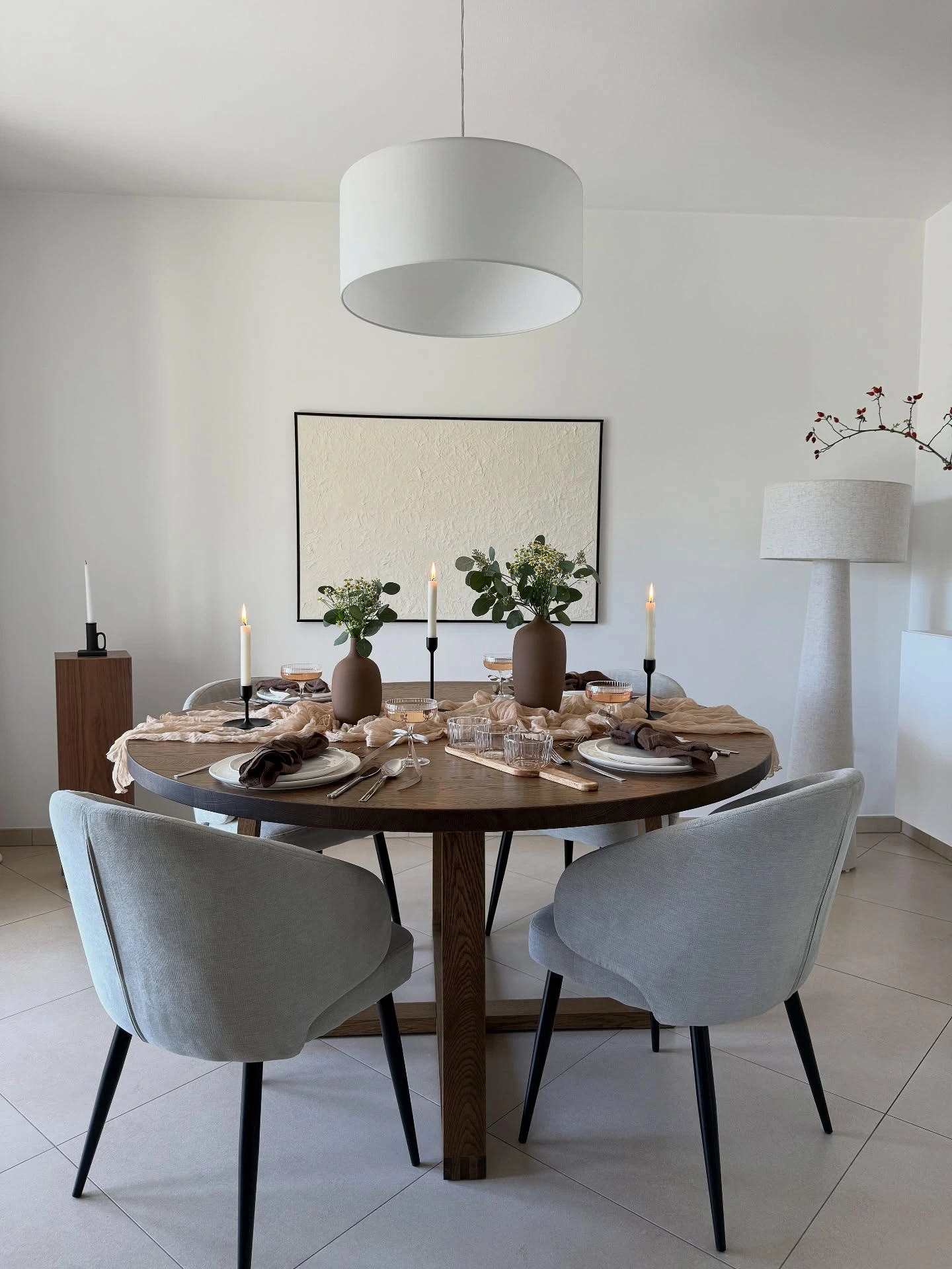 5- Keep a Small Table Light and Low