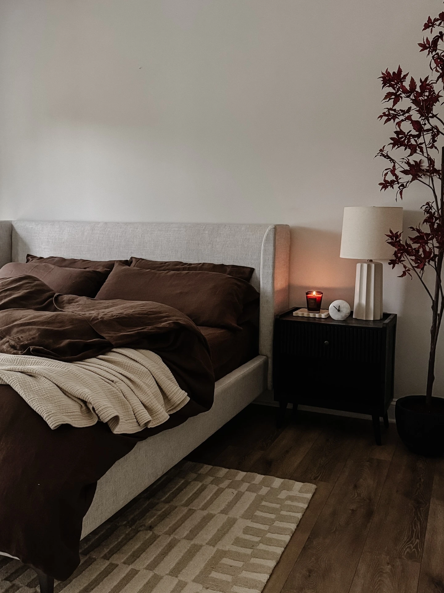 4- Keep an All-Brown Bed Unfussy