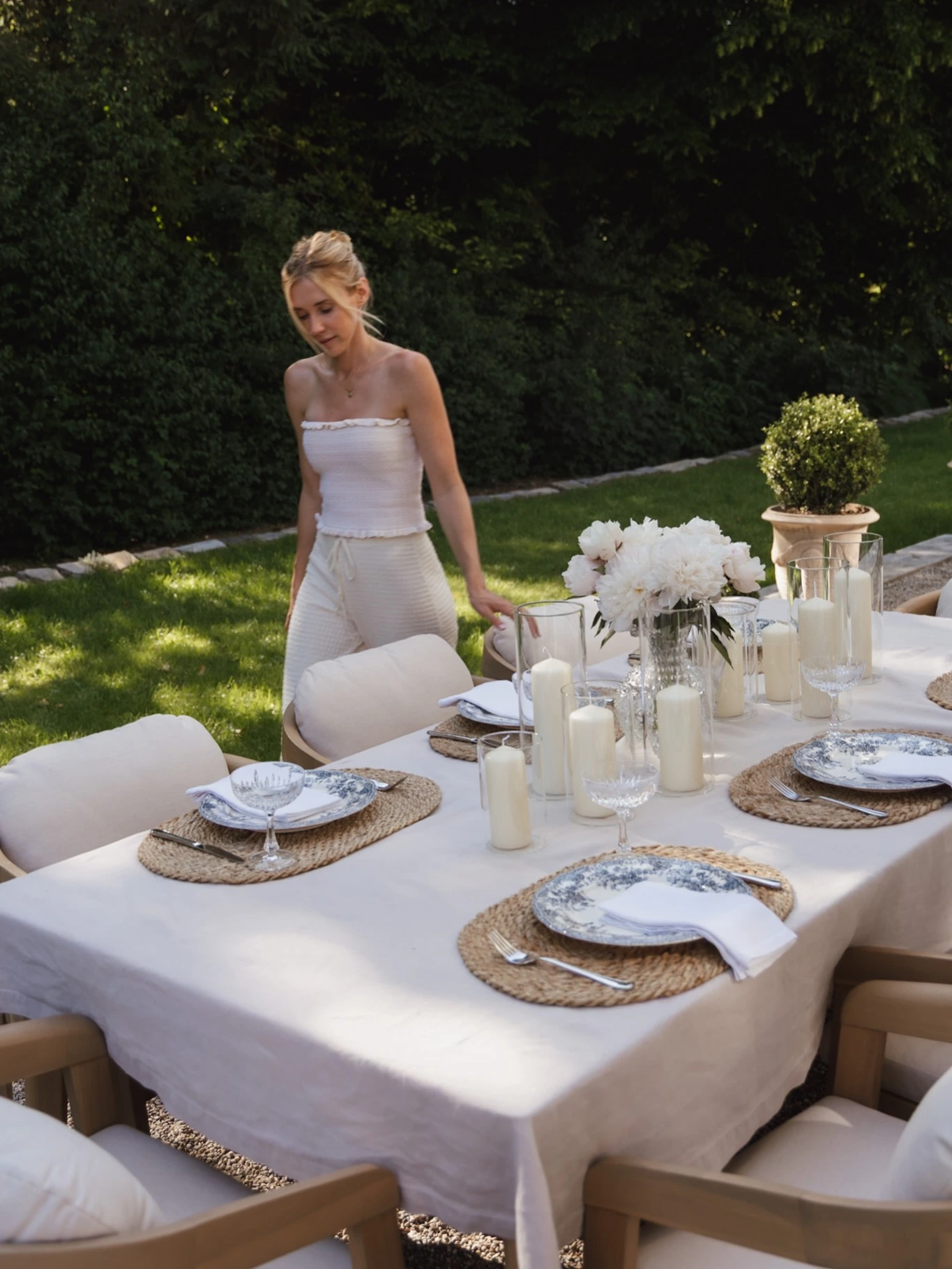 16- Keep an Outdoor Table Neutral