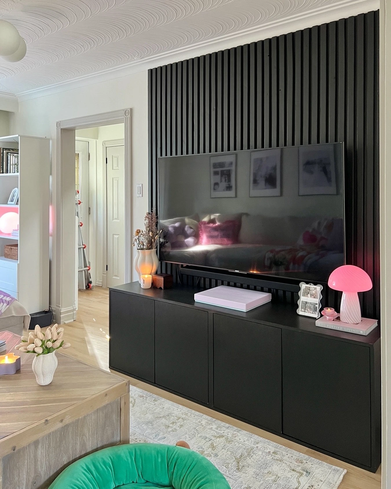 6- Let a Dark Wall Frame the Screen