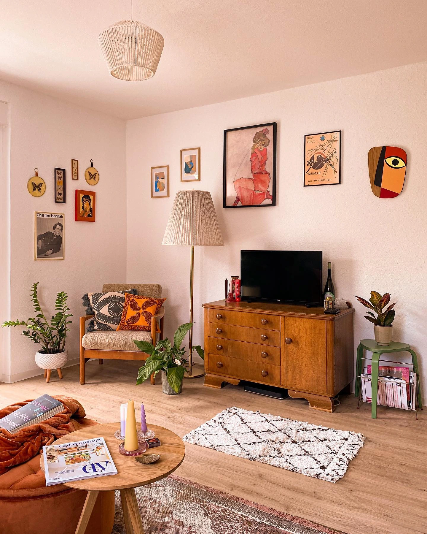 7- Mix Artwork with Cheerful Pillows