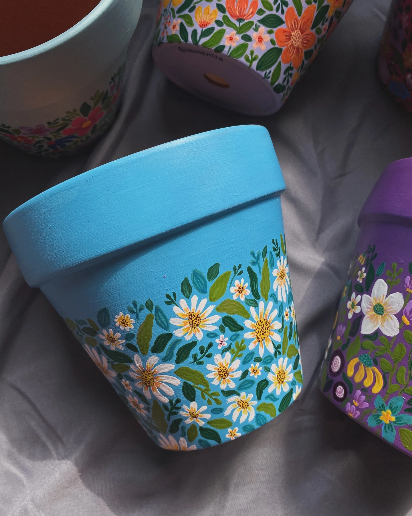 5- Pair Blue Daisies with Little Bees