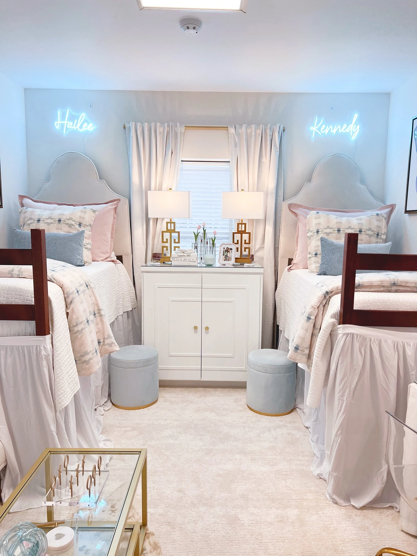7- Repeat the Look with Matching Neon Signs