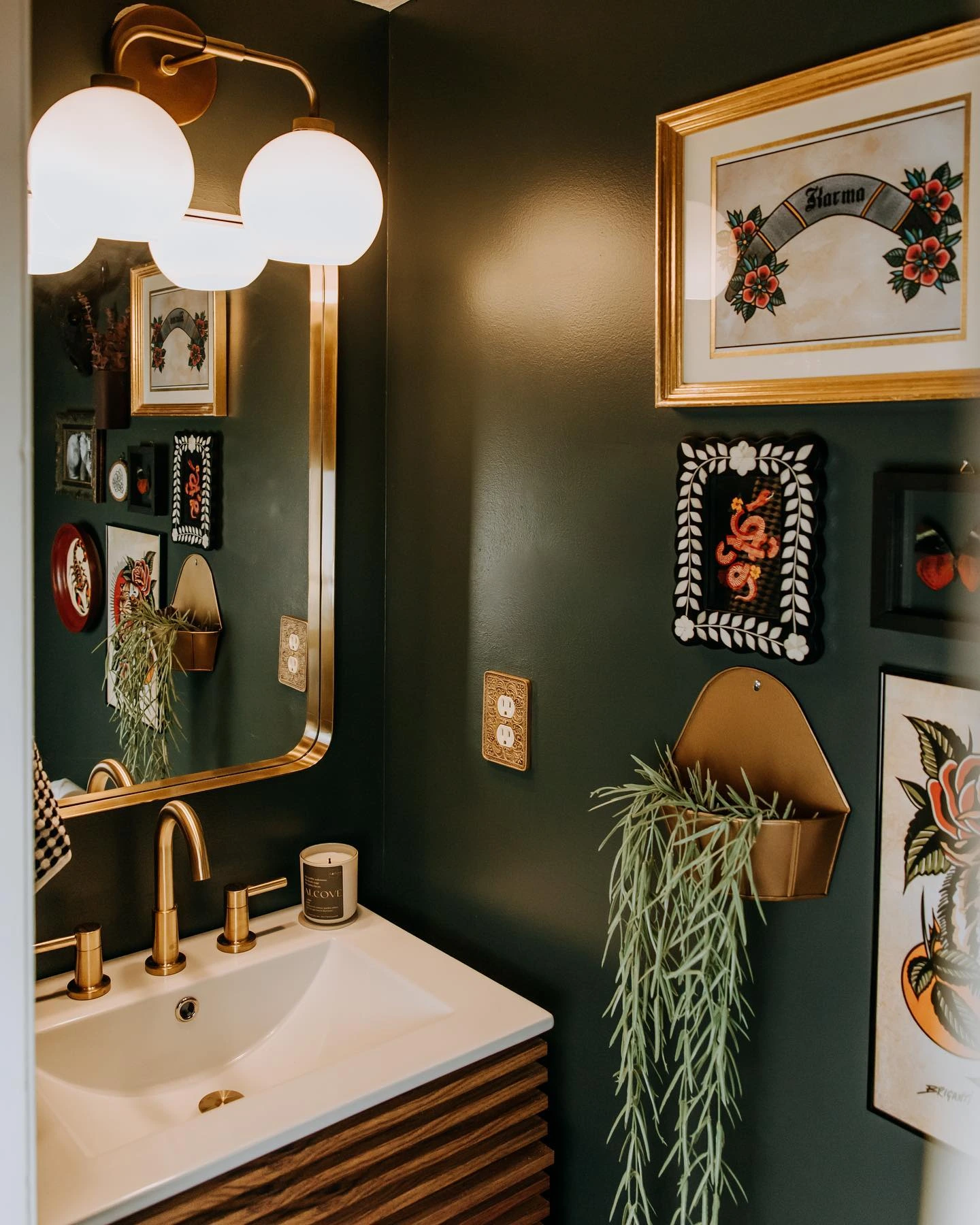 5- Use Dark Green Paint as the Main Feature