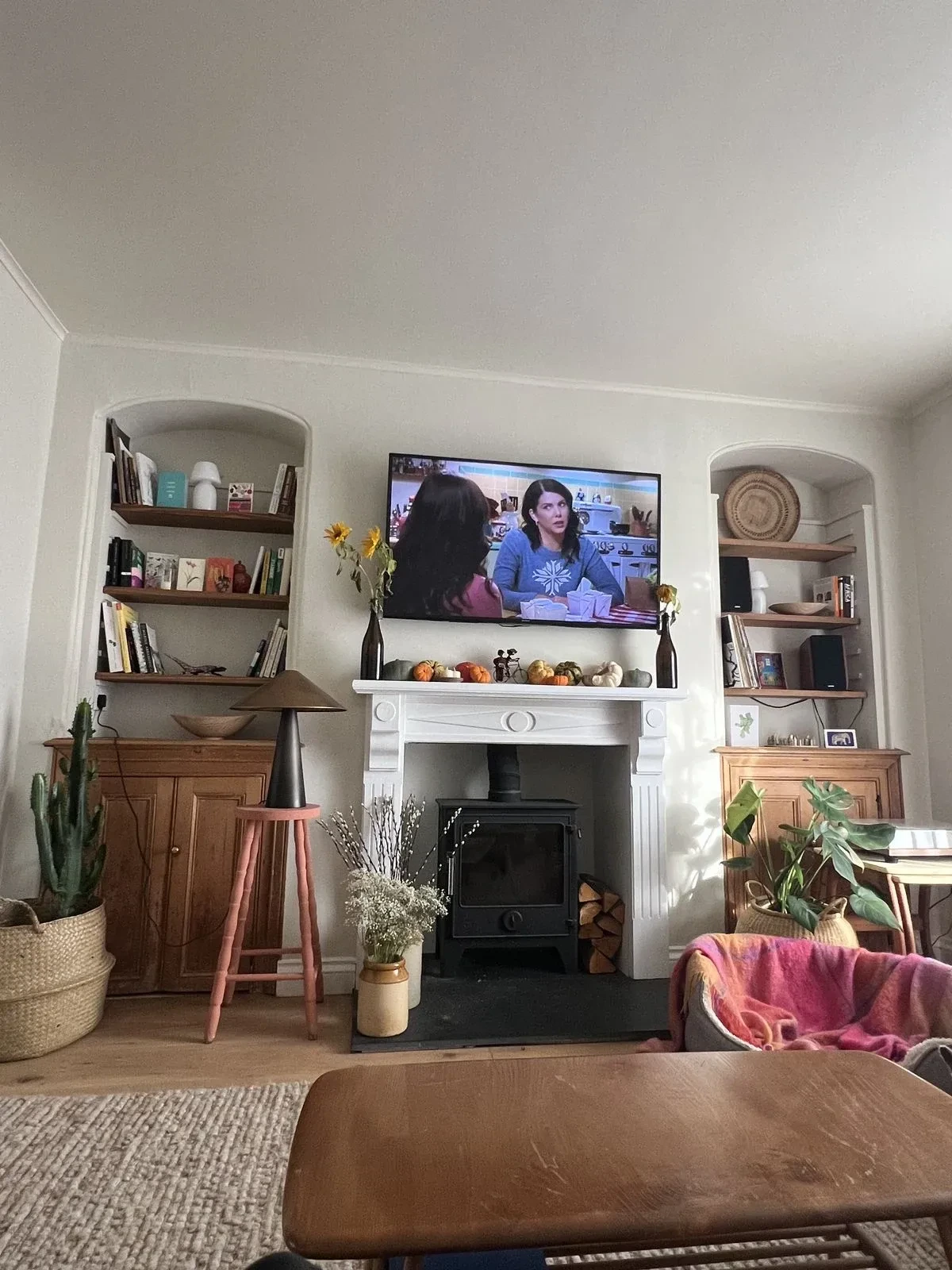 4- Balance the TV With Arched Alcove Shelves
