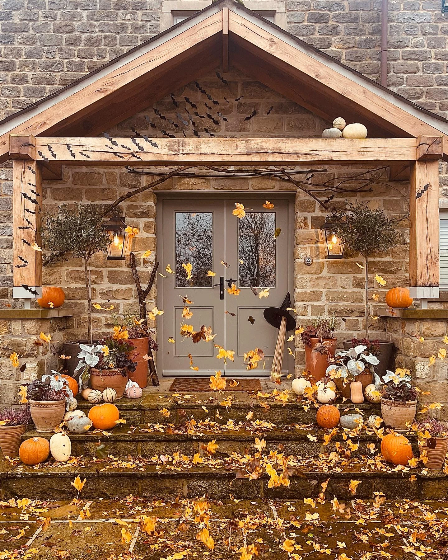 25- Choose Classic Fall Door Decor
