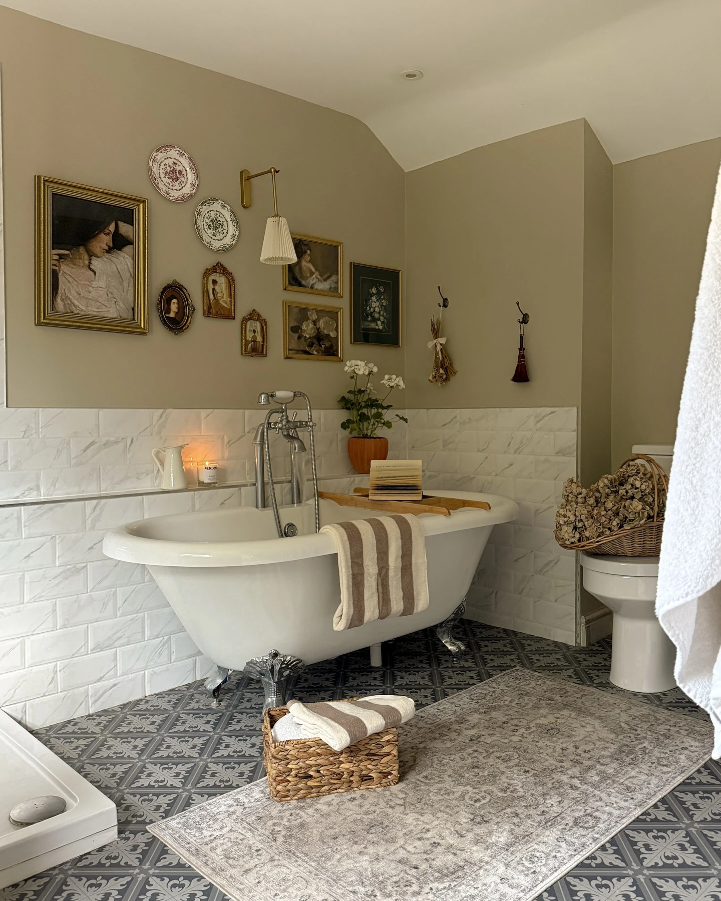 4- Create a Small Gallery Above the Bathtub