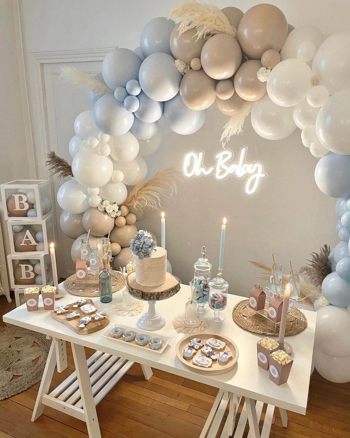 20- Frame the Cake Table with Balloons