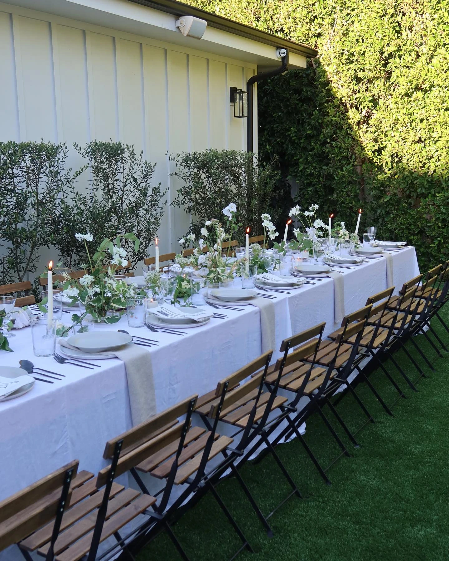 2- Keep a Long Table Crisp and White