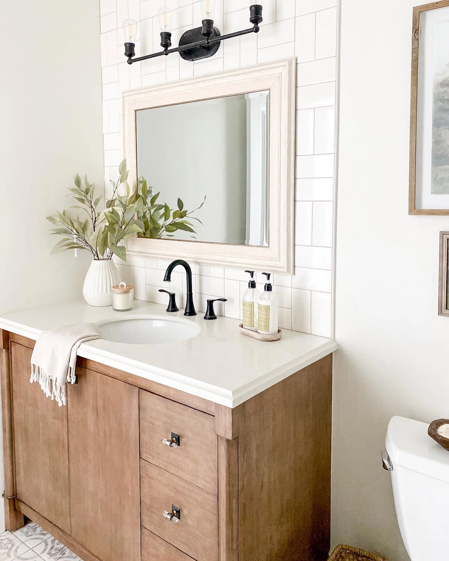 5- Keep a Small Vanity Light and Airy