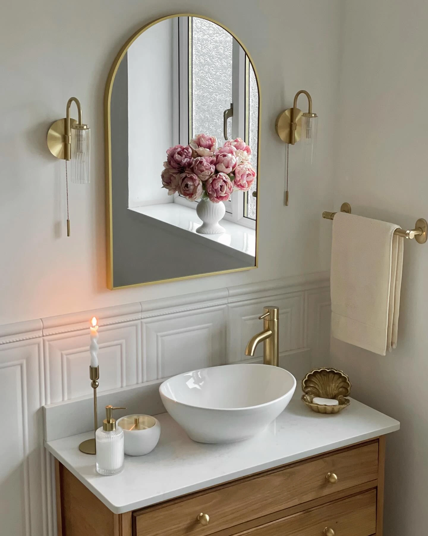 10- Place Fresh Flowers Beside the Sink