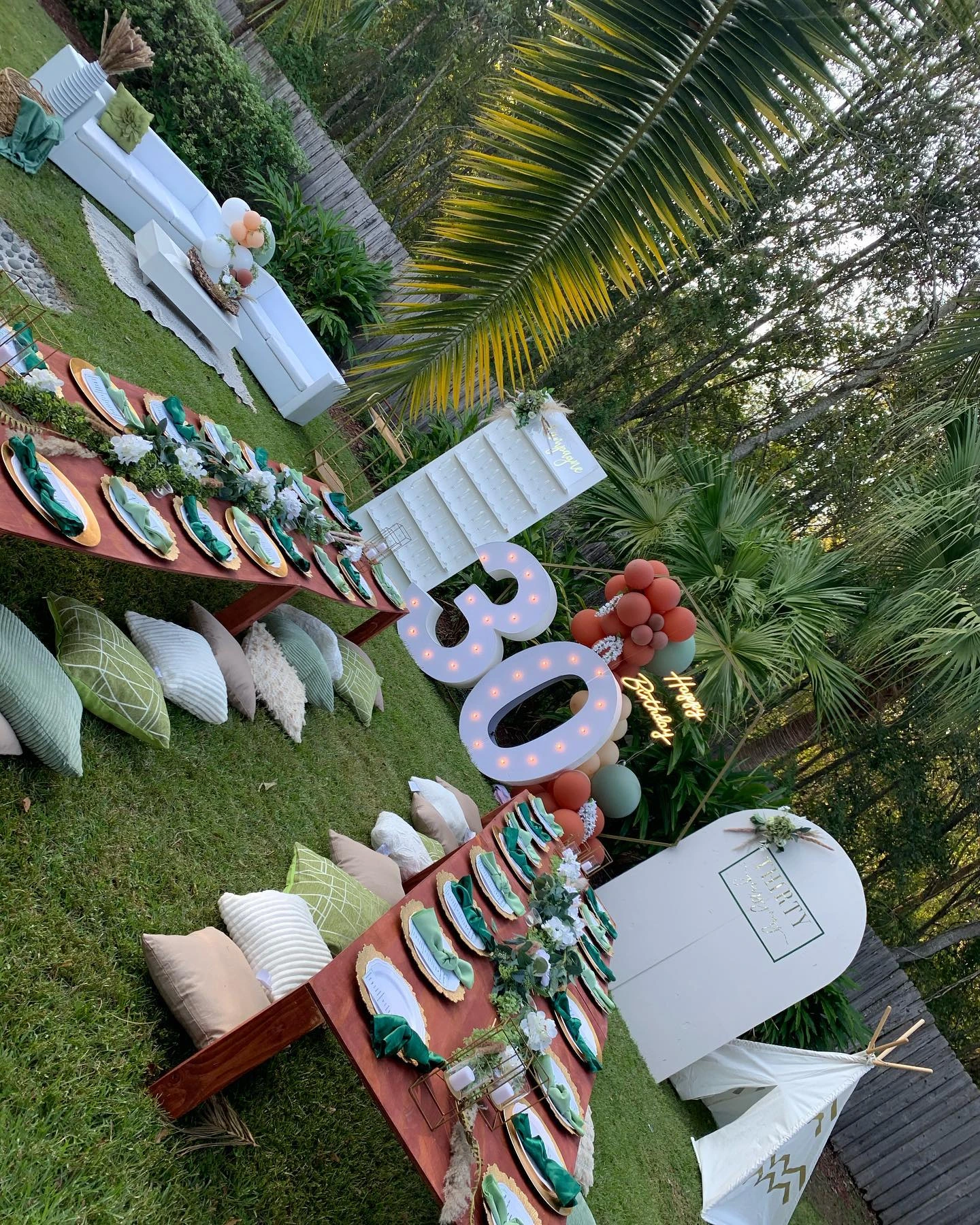 3- Repeat Colors Across a Themed Table