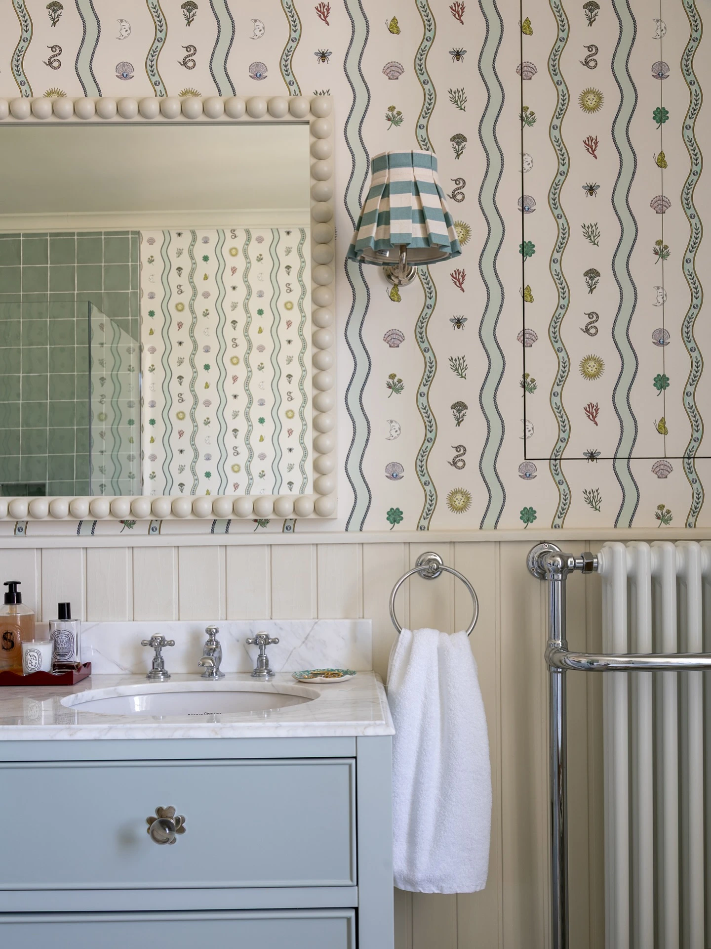 2- Soften the Room with Wavy Wallpaper
